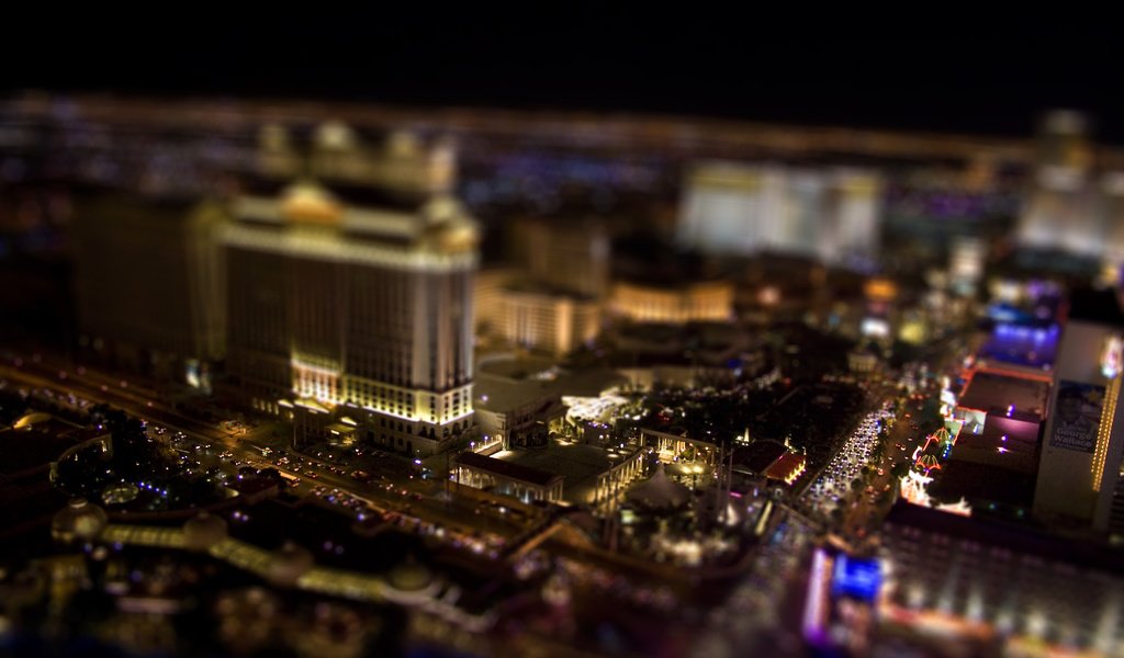 Обои ночь, tilt shift, машины, night, machine разрешение 3888x2592 Загрузить