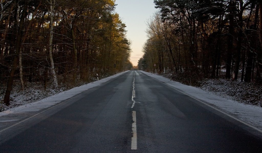 Обои дорога, лес, зима, разметка, знак, road, forest, winter, markup, sign разрешение 1920x1200 Загрузить