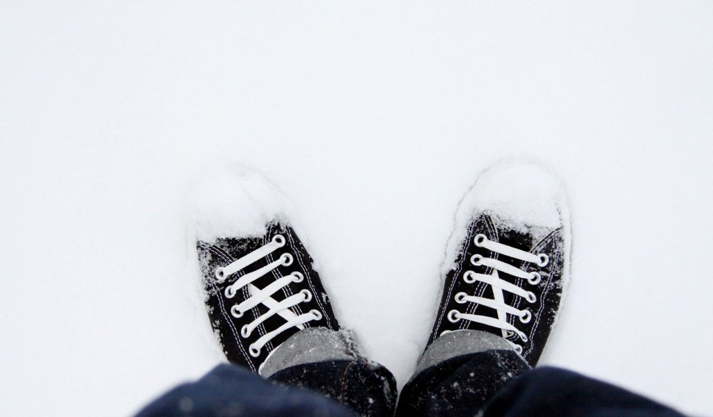 Обои снег, кеды, обувь, snow, sneakers, shoes разрешение 2560x1707 Загрузить