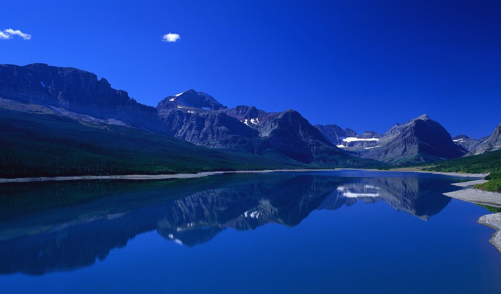 Обои небо, трава, вода, горы, берег, отражение, the sky, grass, water, mountains, shore, reflection разрешение 3600x1200 Загрузить