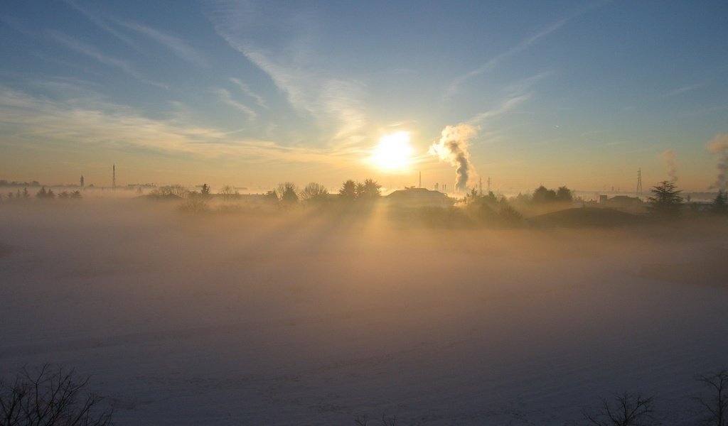 Обои солнце, снег, зима, туман, деревня, дым, the sun, snow, winter, fog, village, smoke разрешение 2560x1600 Загрузить