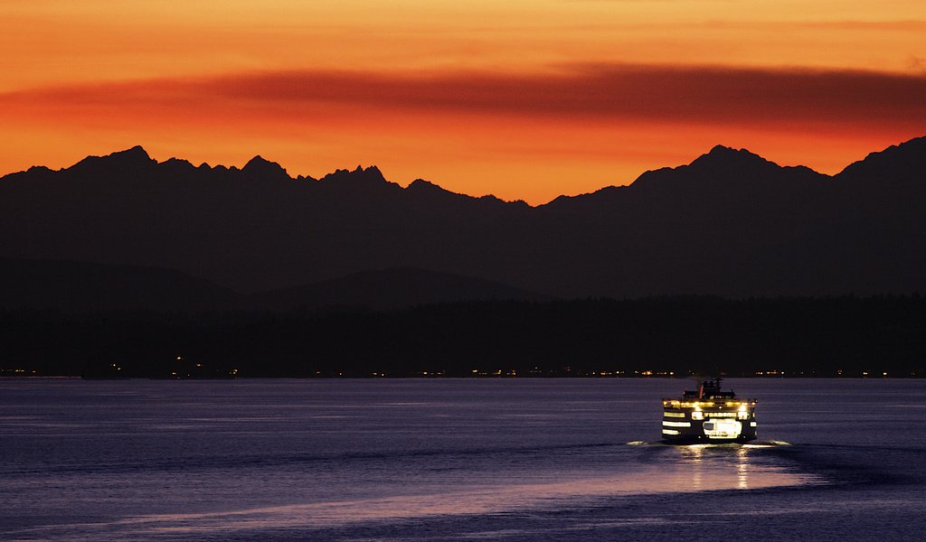 Обои небо, фонари, вода, горы, закат, море, оранжевые, паром, the sky, lights, water, mountains, sunset, sea, orange, ferry разрешение 2560x1600 Загрузить