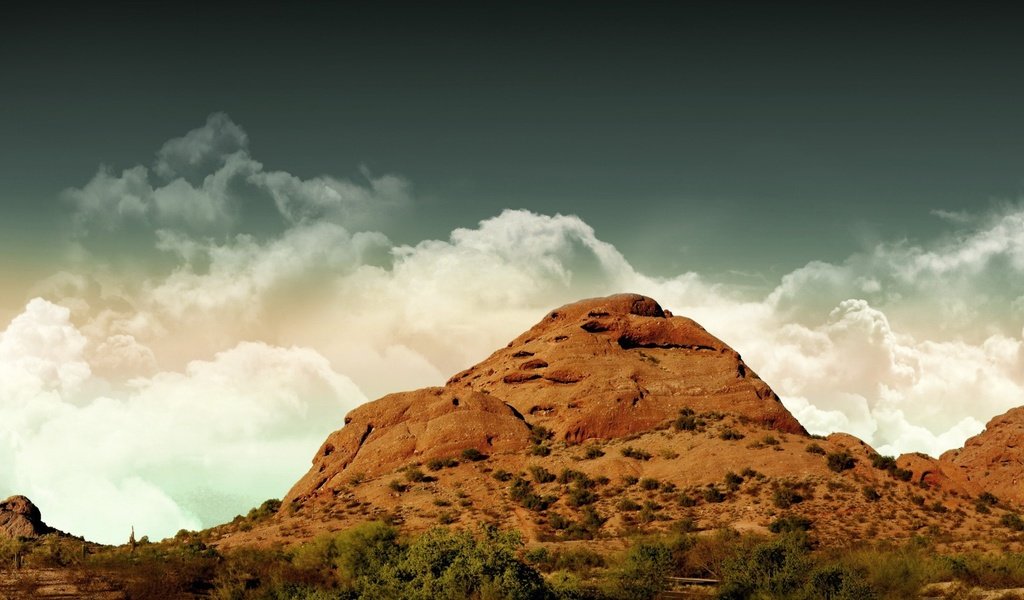 Обои небо, облака, горы, пустыня, гора, вершина, растительность, the sky, clouds, mountains, desert, mountain, top, vegetation разрешение 1920x1440 Загрузить