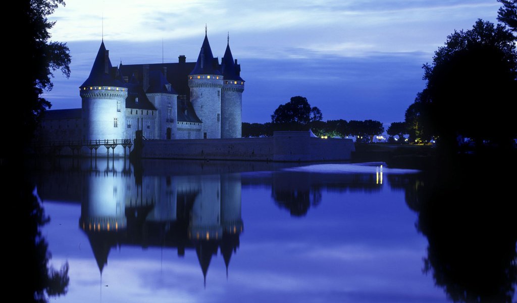 Обои фонари, вечер, замок, водоем, памятник, архитектурный, lights, the evening, castle, pond, monument, architectural разрешение 1920x1080 Загрузить