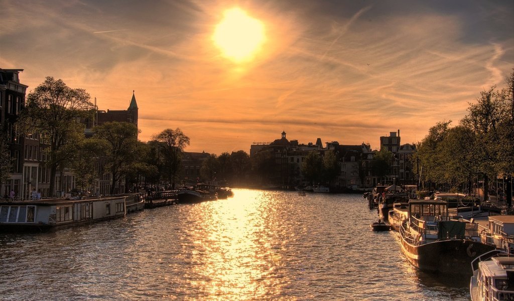 Обои река, солнце, закат, лодки, дома, sun over, амстердам, river, the sun, sunset, boats, home, amsterdam разрешение 2560x1600 Загрузить