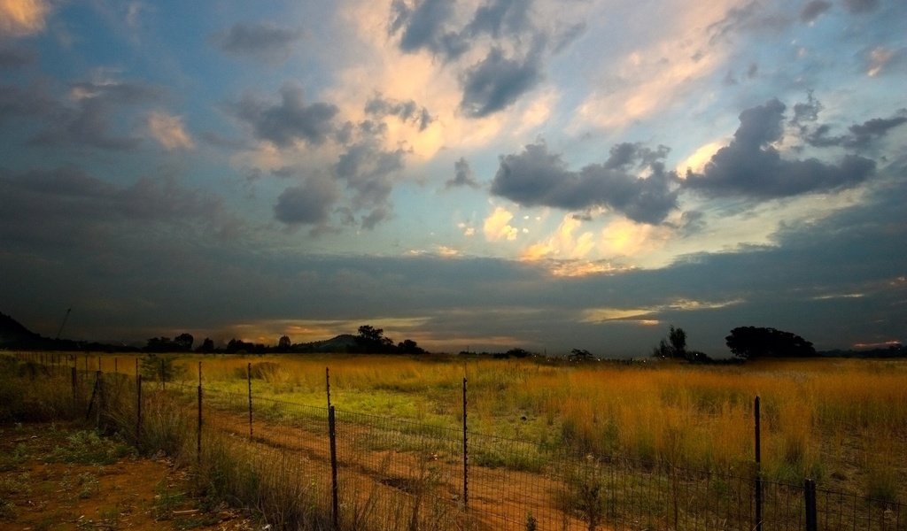 Обои облака, вечер, забор, пустырь, clouds, the evening, the fence, wasteland разрешение 1920x1440 Загрузить