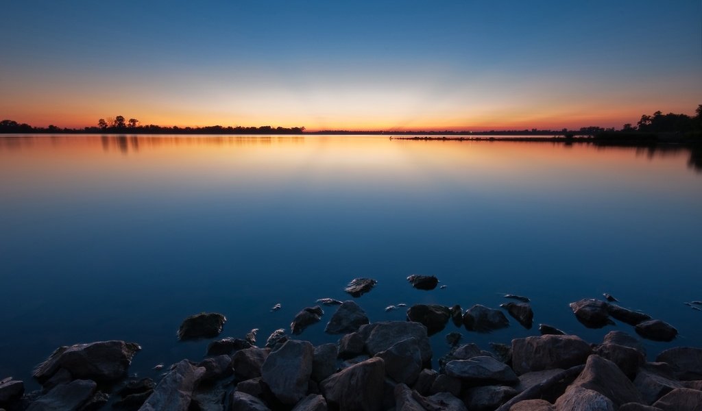 Обои небо, вода, озеро, камни, закат, горизонт, the sky, water, lake, stones, sunset, horizon разрешение 2560x1600 Загрузить