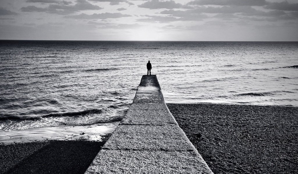 Обои берег, море, горизонт, причал, человек, черно-белая, shore, sea, horizon, pier, people, black and white разрешение 1920x1200 Загрузить