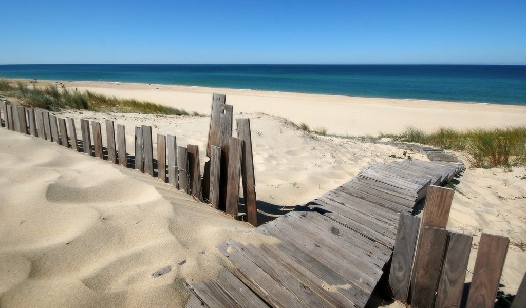 Обои пляж, деревяный забор, и синий океан, beach, wooden fence, and the blue ocean разрешение 1920x1080 Загрузить