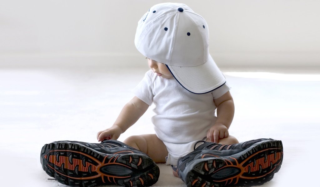 Обои белый, ребенок, кроссовки, бейсболка, white, child, sneakers, baseball cap разрешение 2560x1600 Загрузить