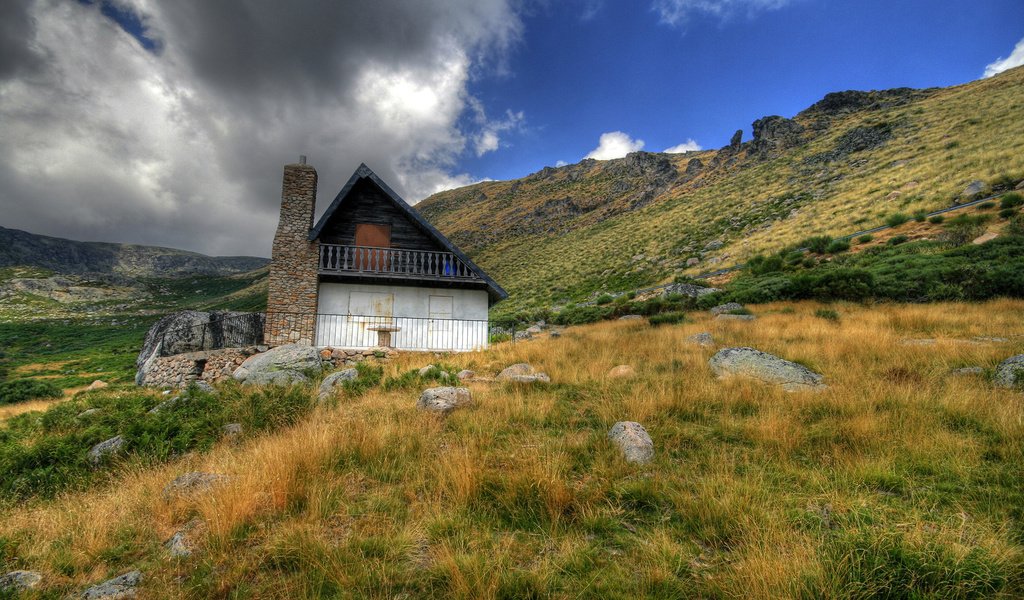 Обои облака, горы, домик, clouds, mountains, house разрешение 1920x1200 Загрузить