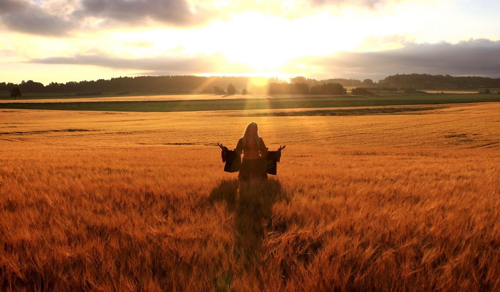 Обои девушка, поле, горизонт, солнжце, girl, field, horizon, solnice разрешение 1920x1200 Загрузить