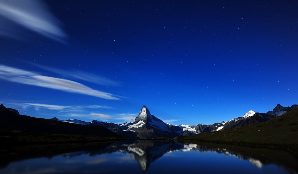 Обои ночь, горы, швейцария, matterhorn's midnight reflection, night, mountains, switzerland, matterhorn''s midnight reflection разрешение 2560x1600 Загрузить