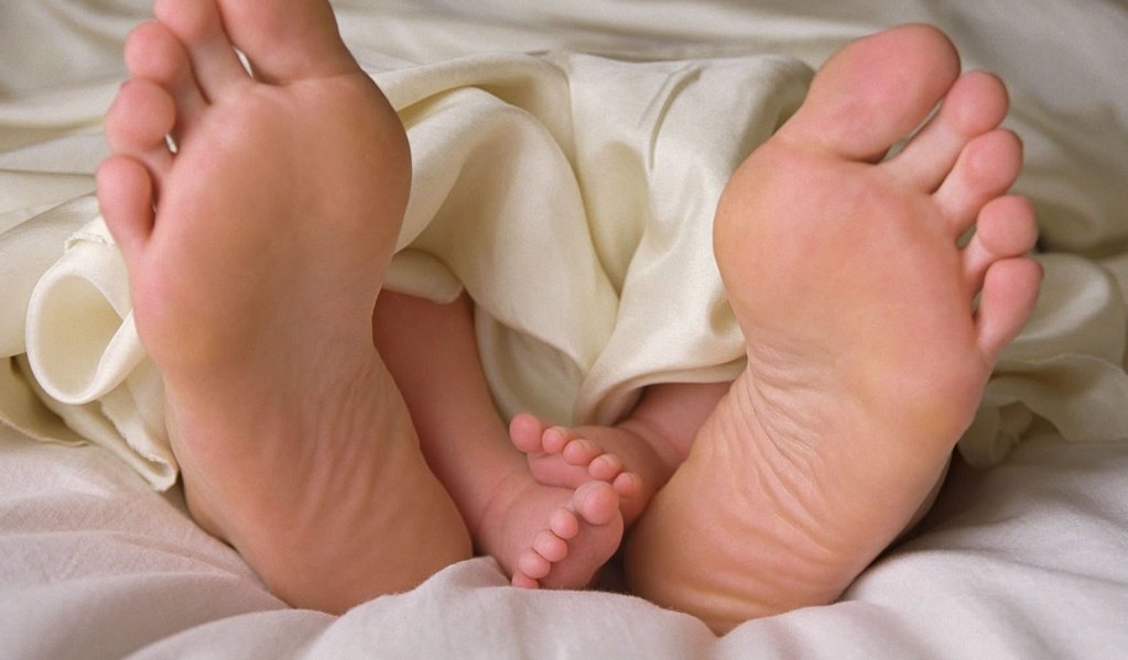 Обои ноги, малыш, лапки, взрослый, feet, baby, legs, adult разрешение 1920x1200 Загрузить