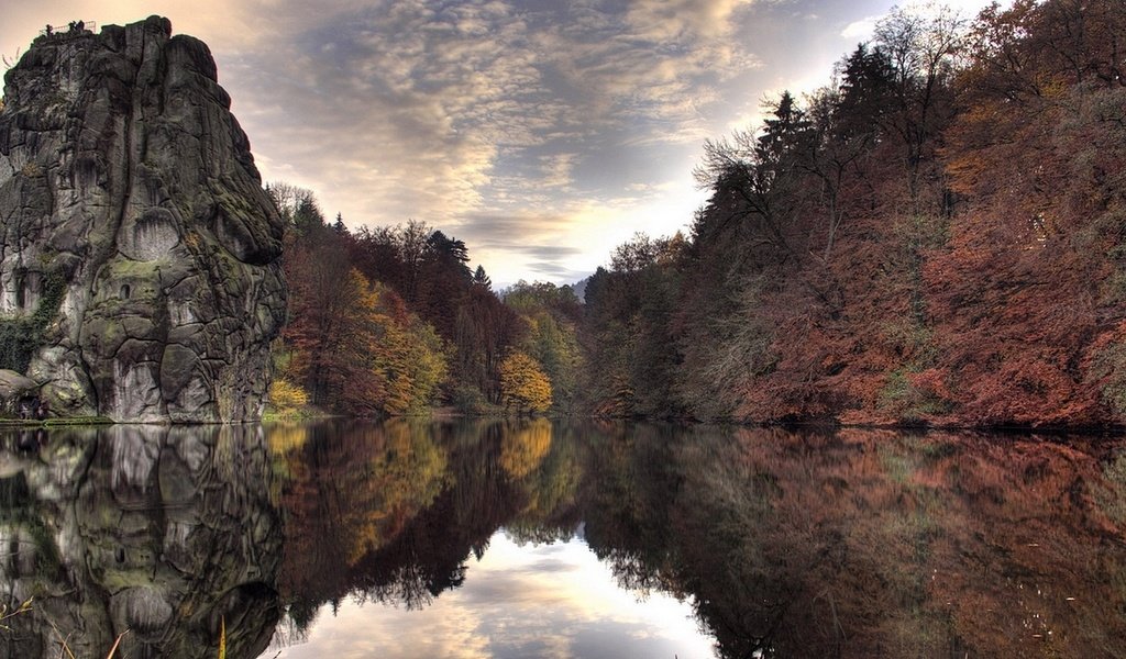 Обои небо, облака, деревья, вода, озеро, отражение, скала, осень, the sky, clouds, trees, water, lake, reflection, rock, autumn разрешение 1920x1080 Загрузить