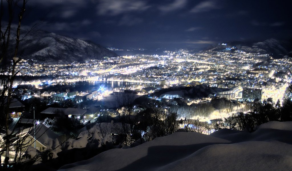 Обои здания, ночь, огни, снег, зима, город, высота, дома, ночной город, building, night, lights, snow, winter, the city, height, home, night city разрешение 2560x1600 Загрузить