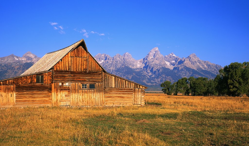 Обои небо, горы, панорама, дом, долина, the sky, mountains, panorama, house, valley разрешение 3750x1200 Загрузить