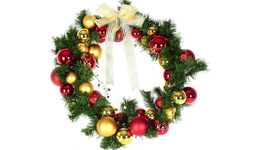 Обои белый фон, рождество, венок, новогодние украшения, новогодний венок, white background, christmas, wreath, christmas decorations разрешение 1920x1200 Загрузить