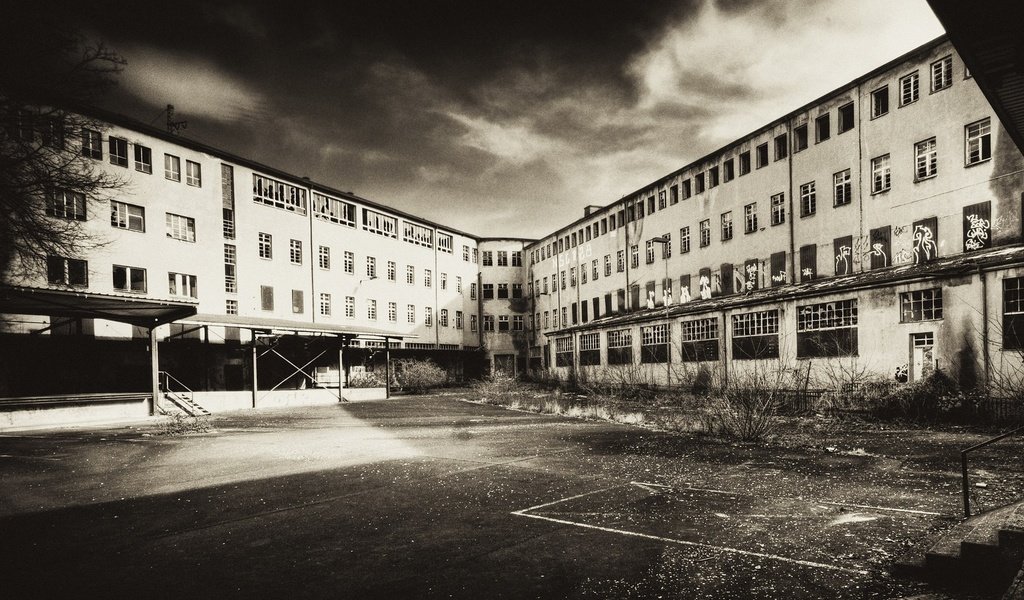 Обои чёрно-белое, здание, заброшенное, black and white, the building, abandoned разрешение 1920x1172 Загрузить