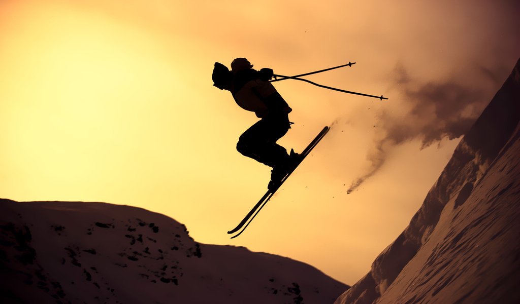 Обои горнолыжный спорт, горы, солнце, закат, зима, склон, спорт, лыжи, экстрим, mountains, the sun, sunset, winter, slope, sport, ski, extreme разрешение 1920x1200 Загрузить