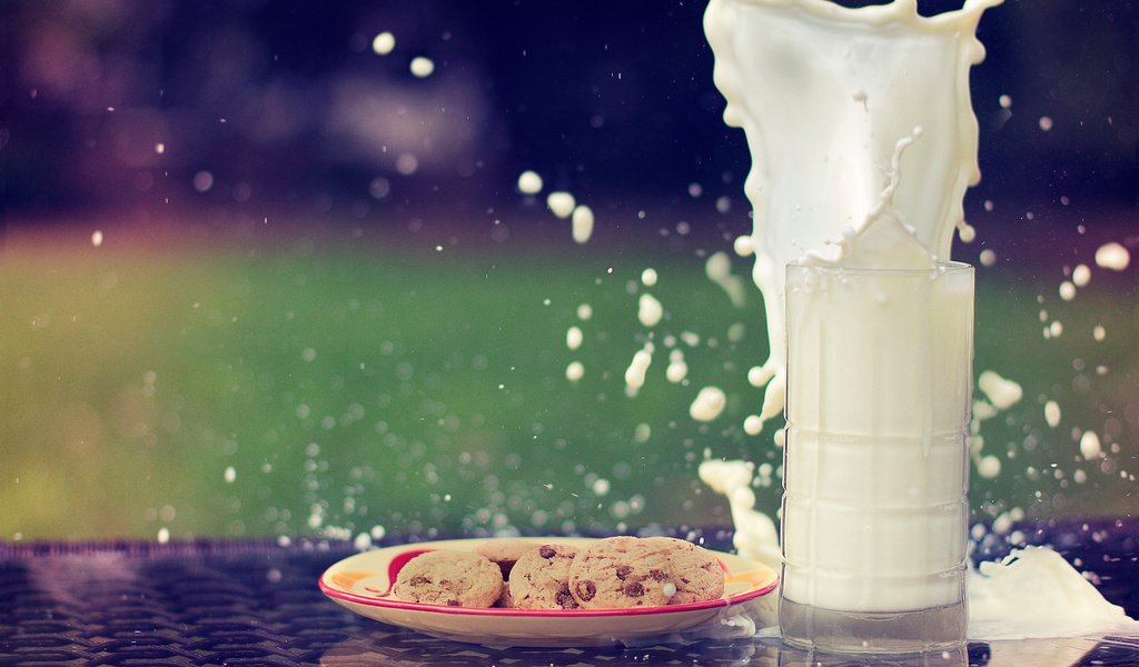 Обои всплеск, стакан, молоко, тарелка, пиченюхи, splash, glass, milk, plate, pechenihi разрешение 1920x1280 Загрузить