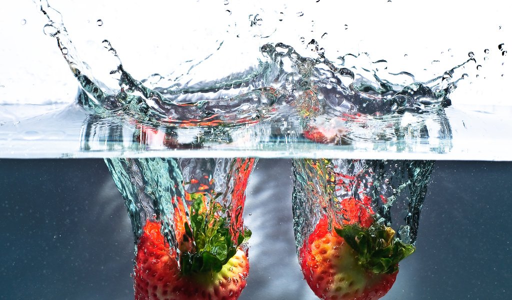 Обои вода, клубника, брызги, всплеск, water, strawberry, squirt, splash разрешение 2560x1700 Загрузить