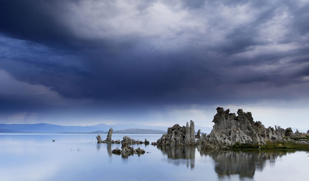 Обои озеро, скалы, природа, отражение, пейзаж, море, туман, горизонт, lake, rocks, nature, reflection, landscape, sea, fog, horizon разрешение 1920x1080 Загрузить