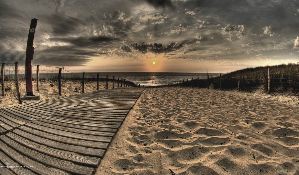 Обои облака, солнце, берег, песок, дорожка, пляж, clouds, the sun, shore, sand, track, beach разрешение 1920x1080 Загрузить