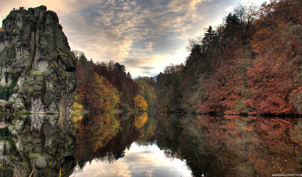 Обои деревья, вода, озеро, скала, осень, trees, water, lake, rock, autumn разрешение 1920x1080 Загрузить