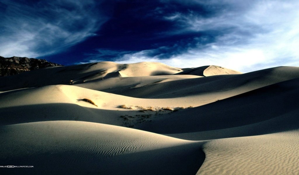 Обои небо, облака, горы, линии, песок, пустыня, тени, дюны, the sky, clouds, mountains, line, sand, desert, shadows, dunes разрешение 1920x1080 Загрузить