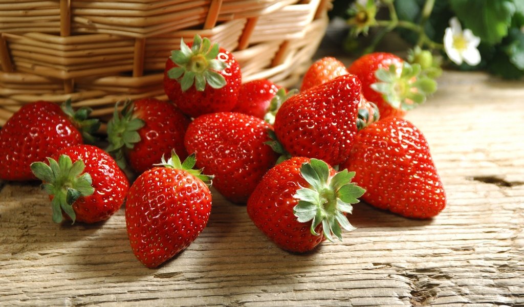 Обои ягода, клубника, корзинка, деревянная поверхность, berry, strawberry, basket, wooden surface разрешение 1920x1200 Загрузить