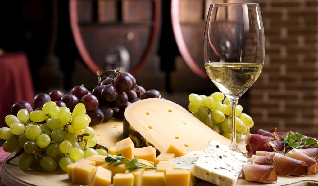 Обои виноград, бокал, сыр, вино, белое, grapes, glass, cheese, wine, white разрешение 1920x1200 Загрузить