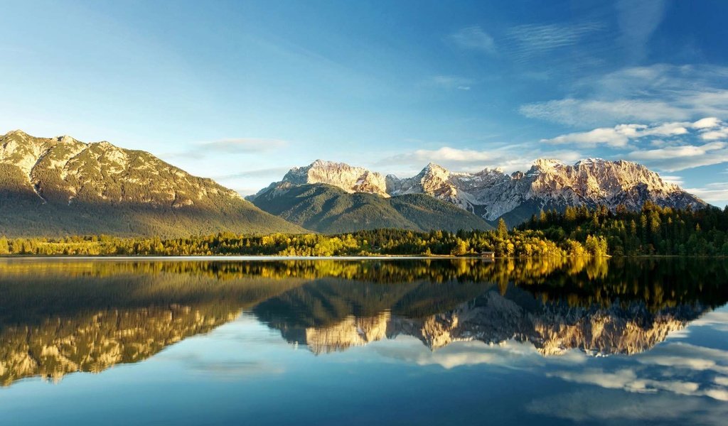 Обои небо, облака, деревья, озеро, горы, природа, отражение неба, the sky, clouds, trees, lake, mountains, nature, the reflection of the sky разрешение 1920x1200 Загрузить