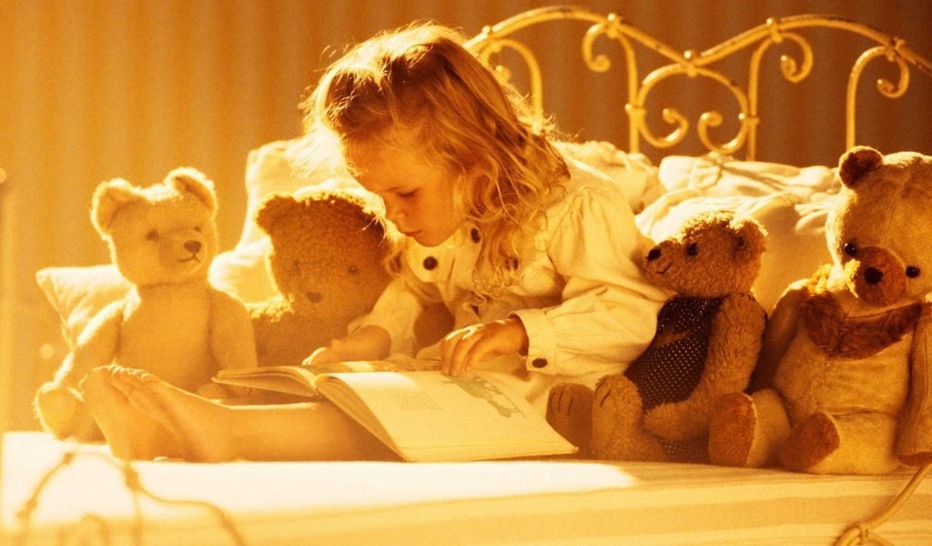 Обои солнце, девочка, ребенок, плюшевые мишки, книжка, the sun, girl, child, teddy bears, owner разрешение 1920x1440 Загрузить