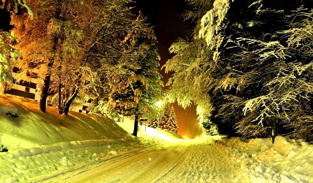 Обои дорога, деревья, снег, зима, мороз, сугробы, снежная, road, trees, snow, winter, frost, the snow разрешение 2000x1250 Загрузить