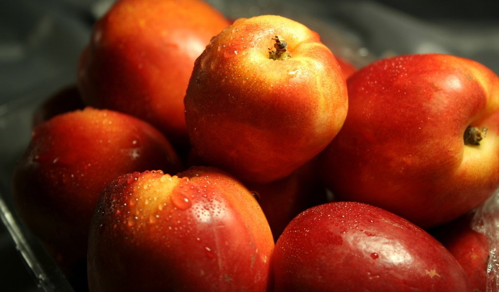 Обои вода, макро, капли, фрукты, нектарин, water, macro, drops, fruit, nectarine разрешение 1920x1080 Загрузить