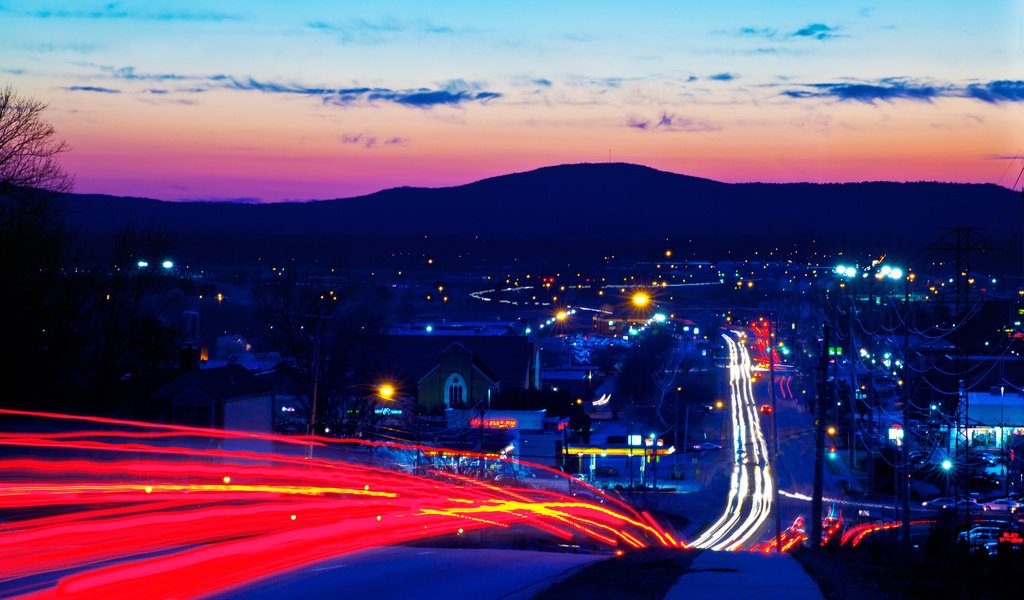 Обои дорога, вечер, горы, закат, город, выдержка, шоссе, road, the evening, mountains, sunset, the city, excerpt, highway разрешение 1920x1280 Загрузить