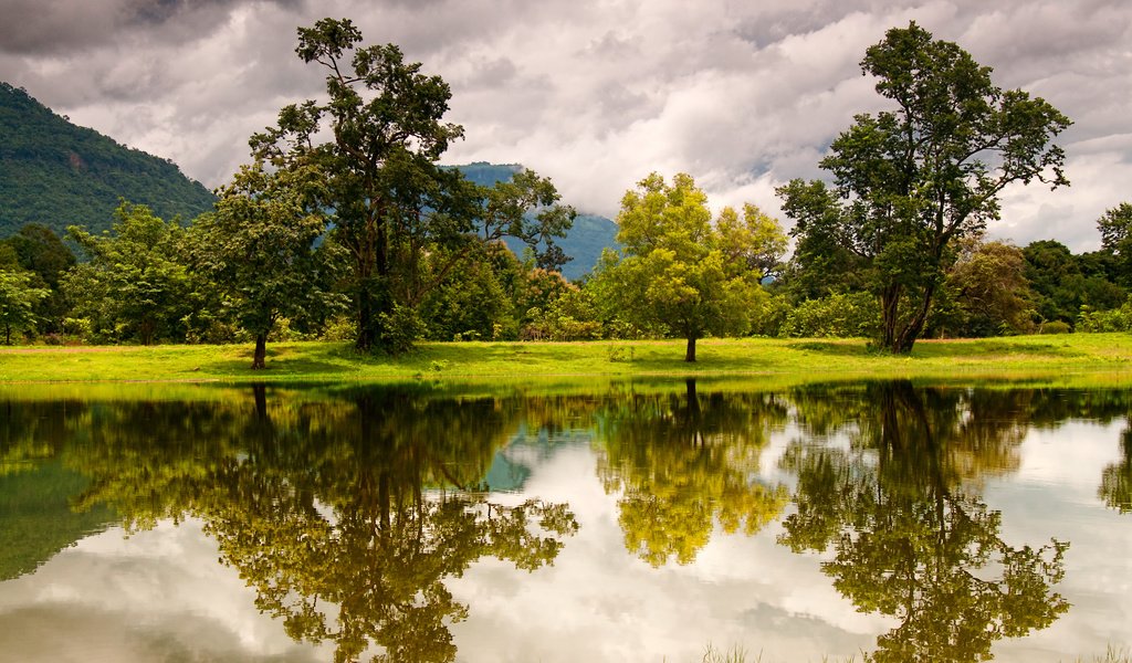 Обои облака, деревья, озеро, горы, отражение, лаос, clouds, trees, lake, mountains, reflection, laos разрешение 2560x1600 Загрузить