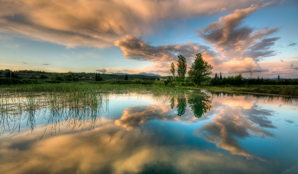 Обои небо, облака, деревья, вода, озеро, отражения, весна, the sky, clouds, trees, water, lake, reflection, spring разрешение 2048x1365 Загрузить