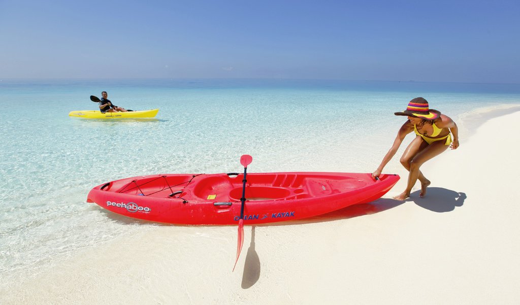 Обои девушка, пляж, лодка, тропики, мальдивы, girl, beach, boat, tropics, the maldives разрешение 5616x3744 Загрузить