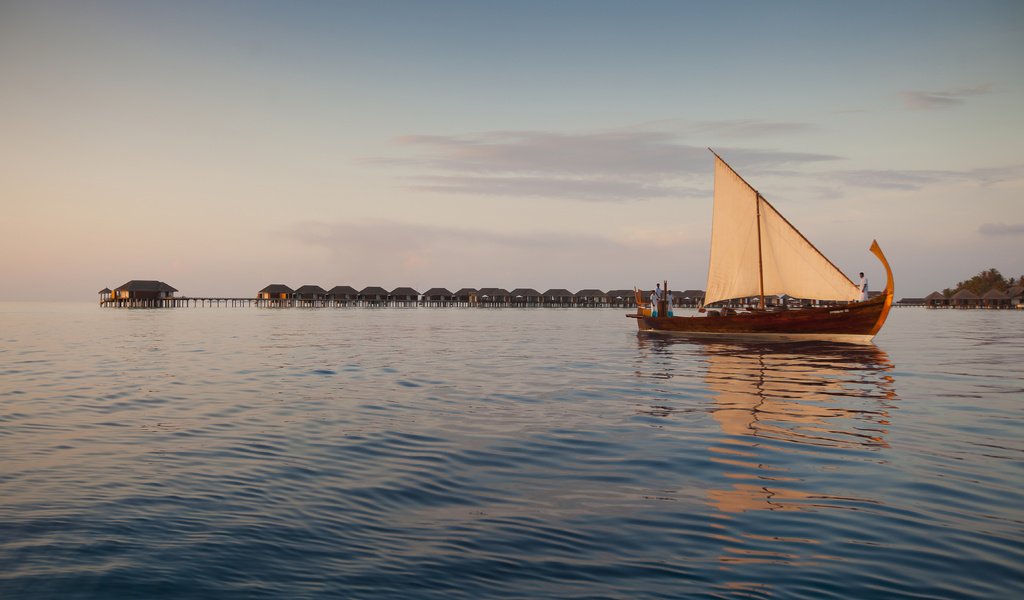 Обои лодка, бунгало, тропики, мальдивы, boat, bungalow, tropics, the maldives разрешение 5616x3744 Загрузить