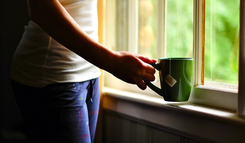 Обои рука, девушка, настроение, утро, окно, чашка чая, hand, girl, mood, morning, window, cup of tea разрешение 2560x1600 Загрузить