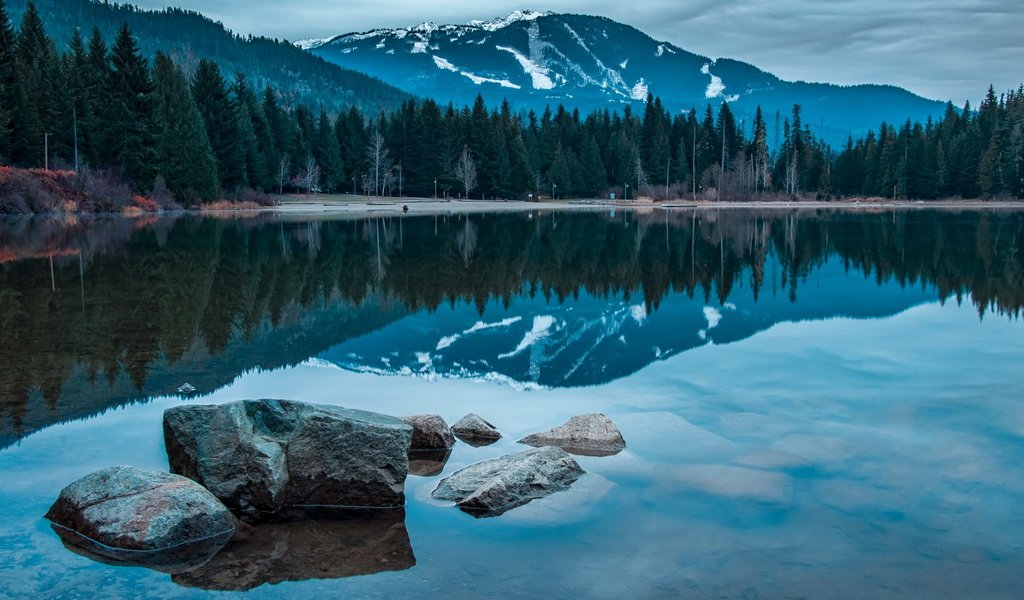 Обои озеро, горы, природа, камни, канада, lost british columbia, lake, mountains, nature, stones, canada разрешение 2560x1600 Загрузить