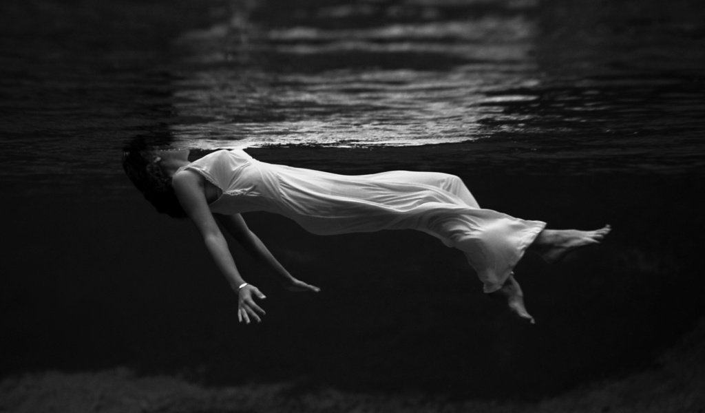 Обои вода, девушка, платье, чёрно-белое, креатив, белое, water, girl, dress, black and white, creative, white разрешение 2560x1600 Загрузить