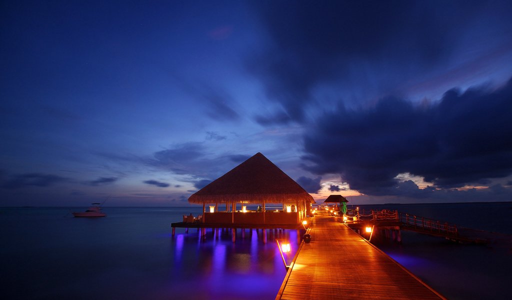 Обои вечер, море, бунгало, тропики, мальдивы, the evening, sea, bungalow, tropics, the maldives разрешение 5616x3744 Загрузить