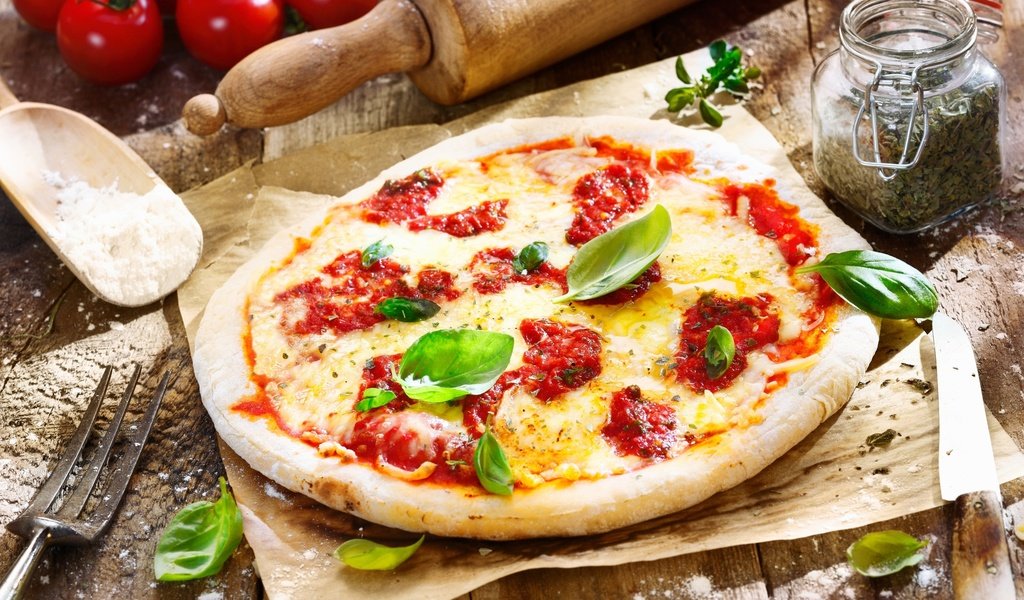 Обои сыр, нож, помидоры, пицца, специи, cheese, knife, tomatoes, pizza, spices разрешение 2560x1600 Загрузить