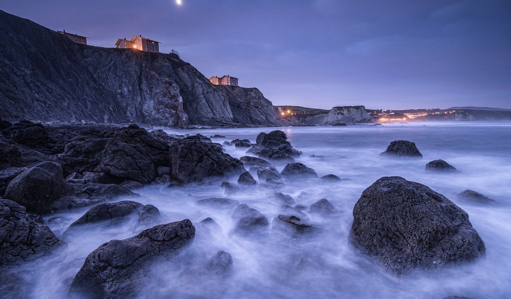 Обои скалы, камни, берег, домики, испания, бискайский залив, rocks, stones, shore, houses, spain, the bay of biscay разрешение 1920x1080 Загрузить