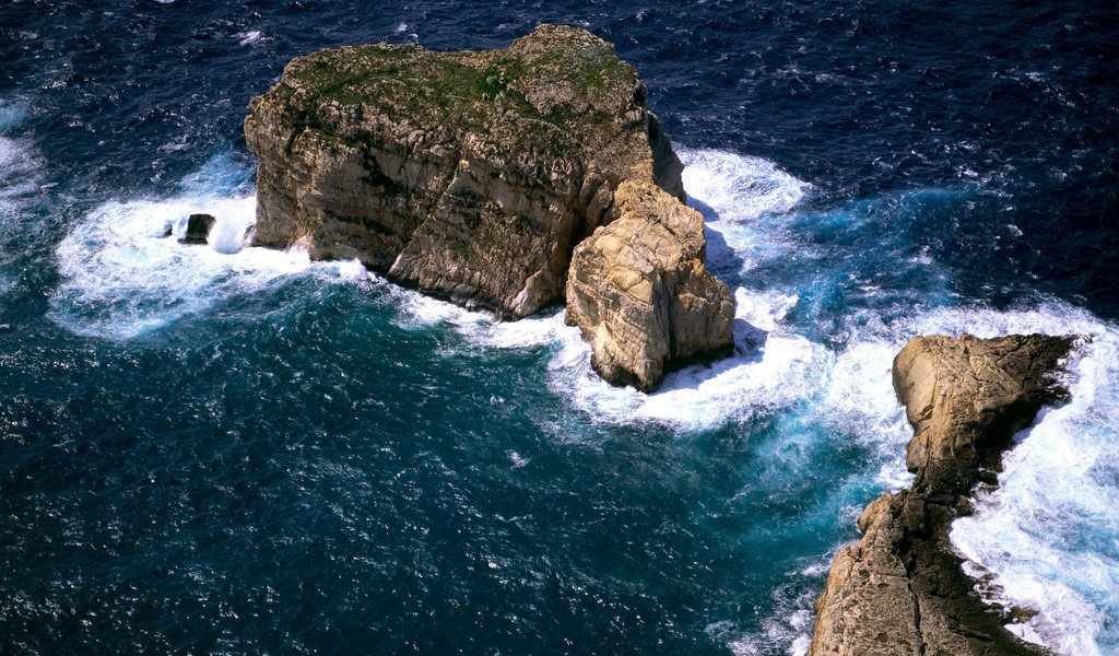 Обои скалы, волны, вид сверху, океан, островок, rocks, wave, the view from the top, the ocean, island разрешение 2560x1600 Загрузить