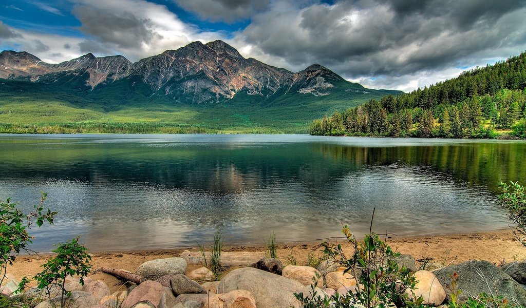 Обои pyramid mountain, in jasper national park, провинция альберта, alberta разрешение 2560x1600 Загрузить