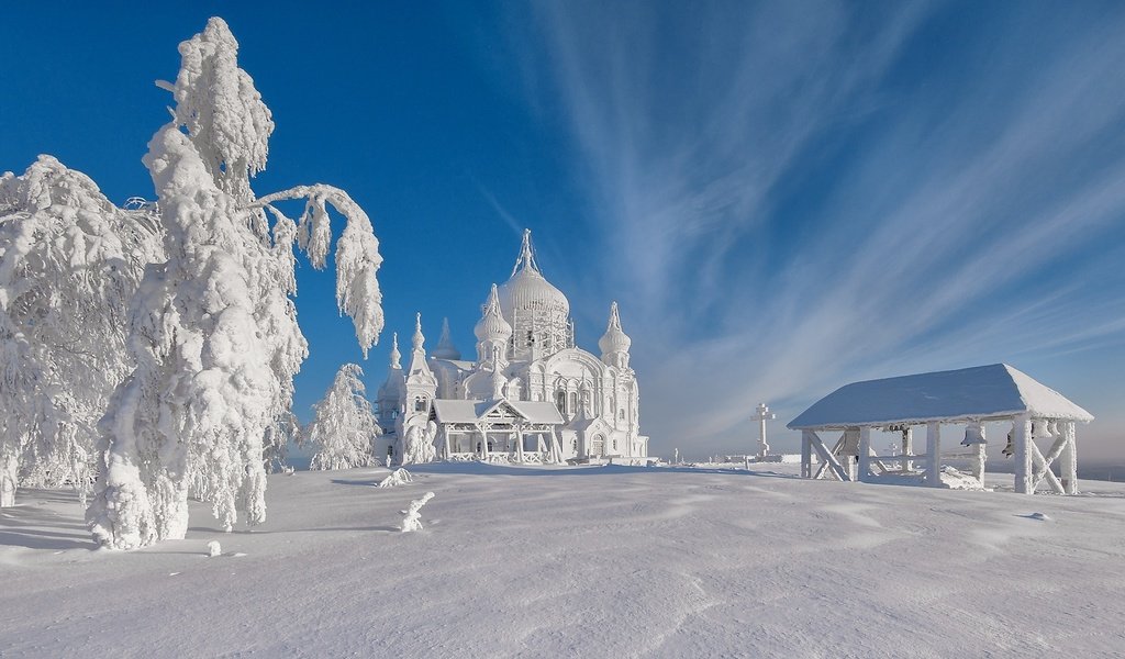 Обои деревья и церковь облеплены снегом, trees and church covered in snow разрешение 2560x1440 Загрузить